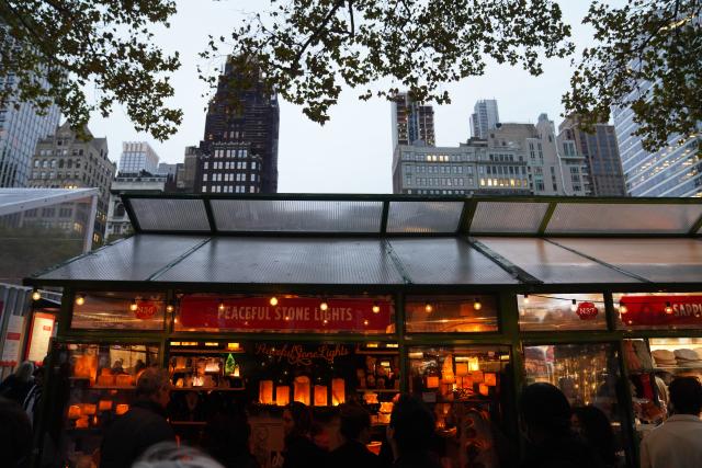 (251116) -- NEW YORK, Nov. 16, 2025 (Xinhua) -- People visit the Winter Village at Bryant Park in New York, the United States, on Nov. 15, 2025. Featuring a holiday market, a skating rink and a food hall, the Winter Village is a popular winter holiday destination at Bryant Park. (Xinhua/Zhang Fengguo)