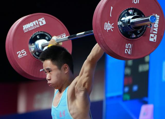 (251116) -- DONGGUAN, Nov. 16, 2025 (Xinhua) -- Yao Chen of Fujian competes in snatch during the weightlifting men's 55kg final at China's 15th National Games in Dongguan, south China's Guangdong Province, Nov. 16, 2025. (Xinhua/Yang Chenguang)