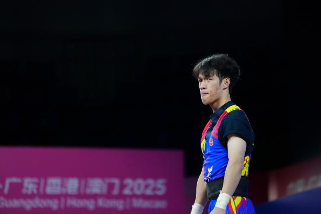 (251116) -- DONGGUAN, Nov. 16, 2025 (Xinhua) -- Wang Weidong of Guangdong looks on in clean and jerk during the weightlifting men's 55kg final at China's 15th National Games in Dongguan, south China's Guangdong Province, Nov. 16, 2025. (Xinhua/Yang Chenguang)
