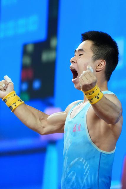(251116) -- DONGGUAN, Nov. 16, 2025 (Xinhua) -- Yao Chen of Fujian reacts in snatch during the weightlifting men's 55kg final at China's 15th National Games in Dongguan, south China's Guangdong Province, Nov. 16, 2025. (Xinhua/Yang Chenguang)