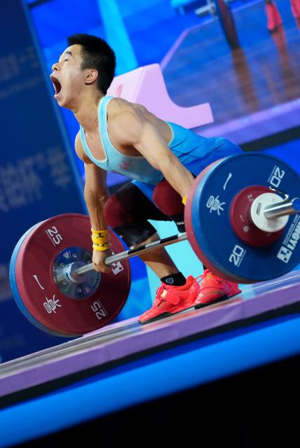(251116) -- DONGGUAN, Nov. 16, 2025 (Xinhua) -- Yao Chen of Fujian competes in snatch during the weightlifting men's 55kg final at China's 15th National Games in Dongguan, south China's Guangdong Province, Nov. 16, 2025. (Xinhua/Yang Chenguang)