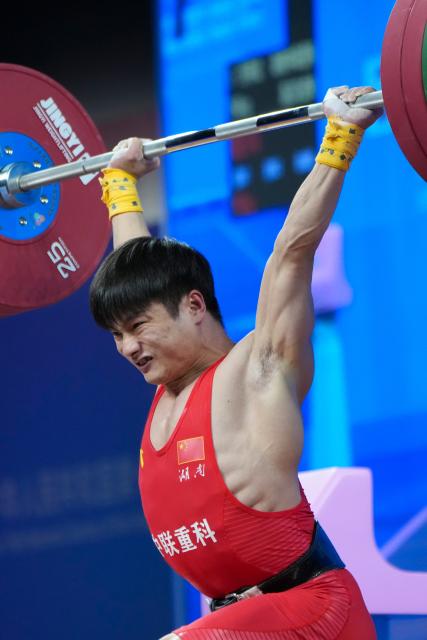 (251116) -- DONGGUAN, Nov. 16, 2025 (Xinhua) -- Zou Weibin of Hunan competes in clean and jerk during the weightlifting men's 55kg final at China's 15th National Games in Dongguan, south China's Guangdong Province, Nov. 16, 2025. (Xinhua/Yang Chenguang)