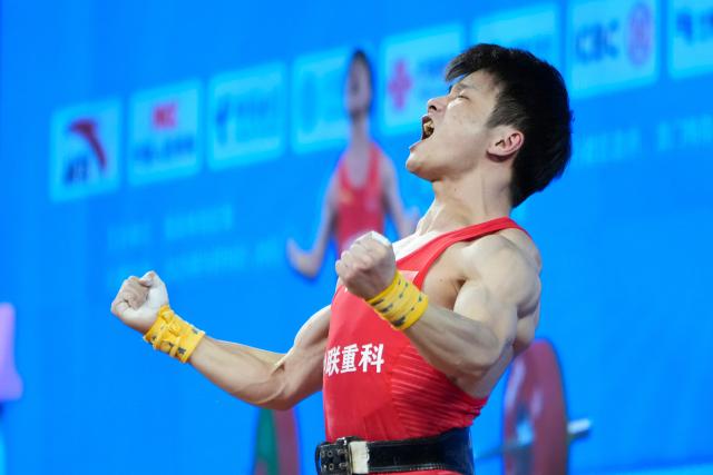 (251116) -- DONGGUAN, Nov. 16, 2025 (Xinhua) -- Zou Weibin of Hunan reacts in clean and jerk during the weightlifting men's 55kg final at China's 15th National Games in Dongguan, south China's Guangdong Province, Nov. 16, 2025. (Xinhua/Yang Chenguang)