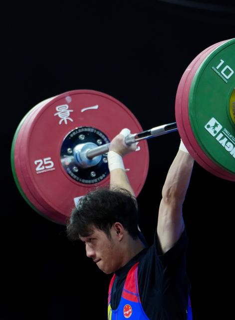 (251116) -- DONGGUAN, Nov. 16, 2025 (Xinhua) -- Wang Weidong of Guangdong competes in clean and jerk during the weightlifting men's 55kg final at China's 15th National Games in Dongguan, south China's Guangdong Province, Nov. 16, 2025. (Xinhua/Yang Chenguang)