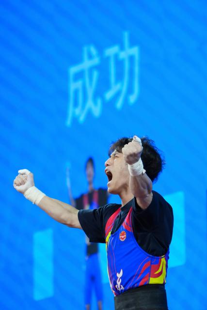 (251116) -- DONGGUAN, Nov. 16, 2025 (Xinhua) -- Wang Weidong of Guangdong reacts in clean and jerk during the weightlifting men's 55kg final at China's 15th National Games in Dongguan, south China's Guangdong Province, Nov. 16, 2025. (Xinhua/Yang Chenguang)