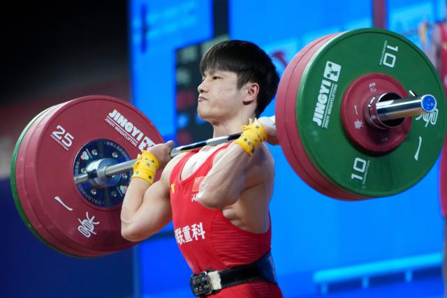 (251116) -- DONGGUAN, Nov. 16, 2025 (Xinhua) -- Zou Weibin of Hunan competes in clean and jerk during the weightlifting men's 55kg final at China's 15th National Games in Dongguan, south China's Guangdong Province, Nov. 16, 2025. (Xinhua/Yang Chenguang)