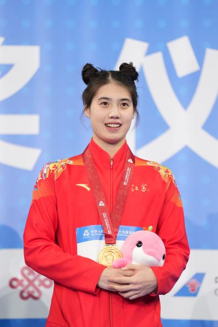 (251116) -- SHENZHEN, Nov. 16, 2025 (Xinhua) -- Gold medalist Zhang Yufei of Jiangsu poses during the awarding ceremony for the women's 50m butterfly of swimming at China's 15th National Games in Shenzhen, south China's Guangdong Province, Nov. 16, 2025. (Xinhua/Tenzin Nyida)