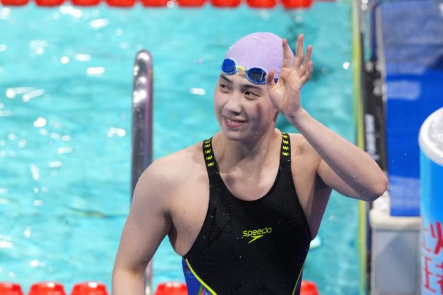 (251116) -- SHENZHEN, Nov. 16, 2025 (Xinhua) -- Zhang Yufei of Jiangsu greets the spectators after the women's 50m butterfly final of swimming at China's 15th National Games in Shenzhen, south China's Guangdong Province, Nov. 16, 2025. (Xinhua/Du Yu)