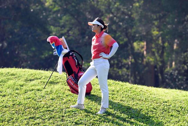(251116) -- HONG KONG, Nov. 16, 2025 (Xinhua) -- Zhang Weiwei of Guangdong is seen during the women's individual final of golf at China's 15th National Games in Hong Kong, south China, Nov. 16, 2025. (Xinhua/Lo Ping Fai)