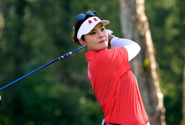 (251116) -- HONG KONG, Nov. 16, 2025 (Xinhua) -- Zhang Weiwei of Guangdong competes during the women's individual final of golf at China's 15th National Games in Hong Kong, south China, Nov. 16, 2025. (Xinhua/Lo Ping Fai)