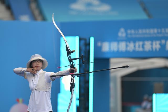 (251116) -- SHENZHEN, Nov. 16, 2025 (Xinhua) -- Zong Yu of Hubei competes during the women's recurve individual final of archery at China's 15th National Games in Shenzhen, south China's Guangdong Province, Nov. 16, 2025. (Xinhua/Zhang Long)