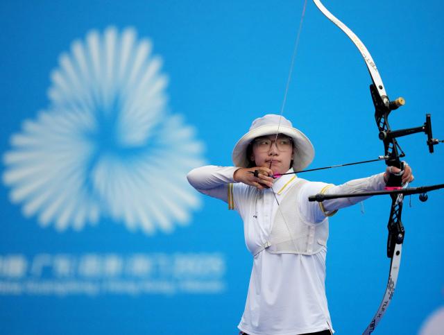 (251116) -- SHENZHEN, Nov. 16, 2025 (Xinhua) -- Zong Yu of Hubei competes during the women's recurve individual final of archery at China's 15th National Games in Shenzhen, south China's Guangdong Province, Nov. 16, 2025. (Xinhua/Hao Yuan)