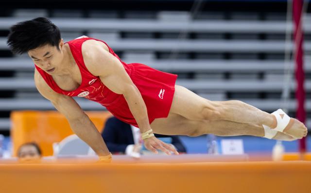 (251116) -- ZHAOQING, Nov. 16, 2025 (Xinhua) -- Yang Jiaxing of Hunan competes during the artistic gymnastics men's floor exercise final at China's 15th National Games in Zhaoqing, south China's Guangdong Province, Nov. 16, 2025. (Xinhua/Du Zixuan)