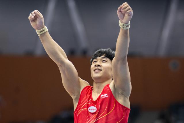 (251116) -- ZHAOQING, Nov. 16, 2025 (Xinhua) -- Yang Jiaxing of Hunan celebrates during the artistic gymnastics men's floor exercise final at China's 15th National Games in Zhaoqing, south China's Guangdong Province, Nov. 16, 2025. (Xinhua/Du Zixuan)