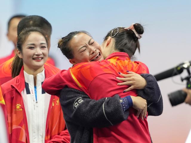 (251116) -- ZHAOQING, Nov. 16, 2025 (Xinhua) -- Deng Yalan (2nd R) of Jiangxi hugs her teammate after the artistic gymnastics women's vault final at China's 15th National Games in Zhaoqing, south China's Guangdong Province, Nov. 16, 2025. (Xinhua/Xu Bingjie)