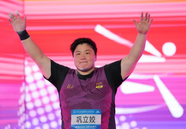 (251116) -- GUANGZHOU, Nov. 16, 2025 (Xinhua) -- Gong Lijiao of Hebei greets the spectators before the women's shot put final of athletics at China's 15th National Games in Guangzhou, south China's Guangdong Province, Nov. 16, 2025. (Xinhua/Li Yibo)