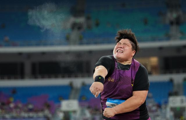 (251116) -- GUANGZHOU, Nov. 16, 2025 (Xinhua) -- Gong Lijiao of Hebei competes during the women's shot put final of athletics at China's 15th National Games in Guangzhou, south China's Guangdong Province, Nov. 16, 2025. (Xinhua/Li Yibo)