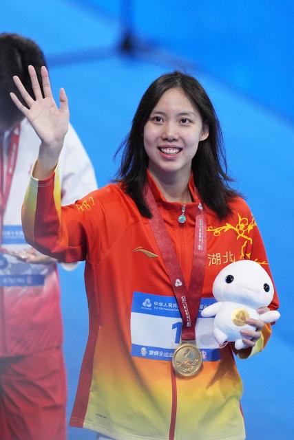 (251116) -- SHENZHEN, Nov. 16, 2025 (Xinhua) -- Gold medalist Peng Xuwei of Hubei greets the spectators after the awarding ceremony for the women's 200m backstroke of swimming at China's 15th National Games in Shenzhen, south China's Guangdong Province, Nov. 16, 2025. (Xinhua/Du Yu)