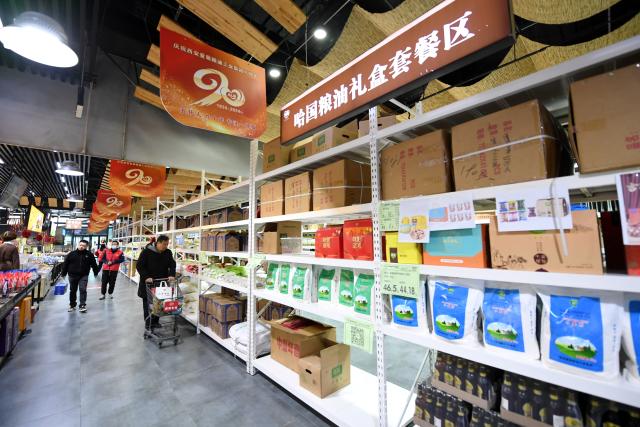 (251116) -- XI'AN, Nov. 16, 2025 (Xinhua) -- Customers view agricultural products from Kazakhstan at a store in the Xi'an Chanba International Port in Xi'an, northwest China's Shaanxi Province, Jan. 10, 2025. Launched in 2013, the China-Europe freight train in Xi'an has ranked first nationwide in key aspects such as the number of trains, freight volume and laden-container ratio for many years. 
  Today, the Xi'an International Port Station operates 59 railway routes, with a designed annual container throughput of 5.4 million 20-foot equivalent units (TEUs). Projects such as the Kazakhstan-Xi'an port have been completed and put into operation, facilitating trade and transportation with Europe and Asia, accelerating the city's transformation into a modern international trade and logistics hub. (Xinhua/Li Yibo)