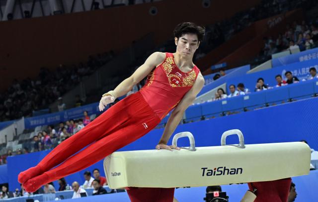 (251116) -- ZHAOQING, Nov. 16, 2025 (Xinhua) -- Lu Chongcan of Guangxi competes during the artistic gymnastics men's pommel horse final at China's 15th National Games in Zhaoqing, south China's Guangdong Province, Nov. 16, 2025. (Xinhua/Zhu Xiang)