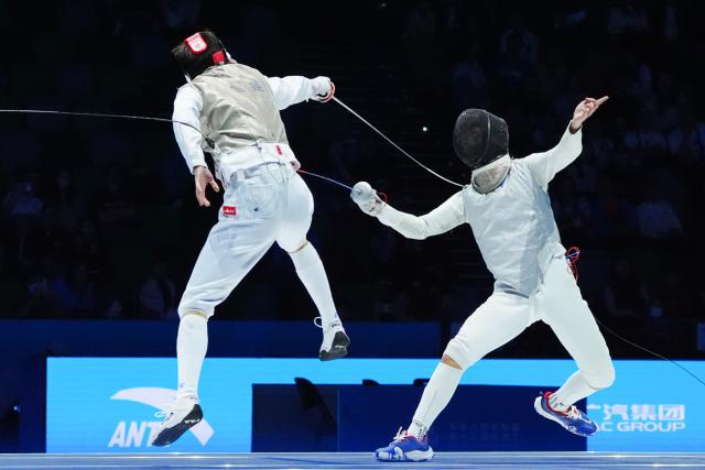 (251116) -- HONG KONG, Nov. 16, 2025 (Xinhua) -- Xu Jie (L) of Fujian competes against Zou Tianyi of Jiangsu during the men's foil individual final of fencing at China's 15th National Games in Hong Kong, south China, Nov. 16, 2025. (Xinhua/Zhu Wei)