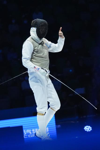 (251116) -- HONG KONG, Nov. 16, 2025 (Xinhua) -- Xu Jie of Fujian celebrates scoring while competing against Zou Tianyi of Jiangsu during the men's foil individual final of fencing at China's 15th National Games in Hong Kong, south China, Nov. 16, 2025. (Xinhua/Zhu Wei)
