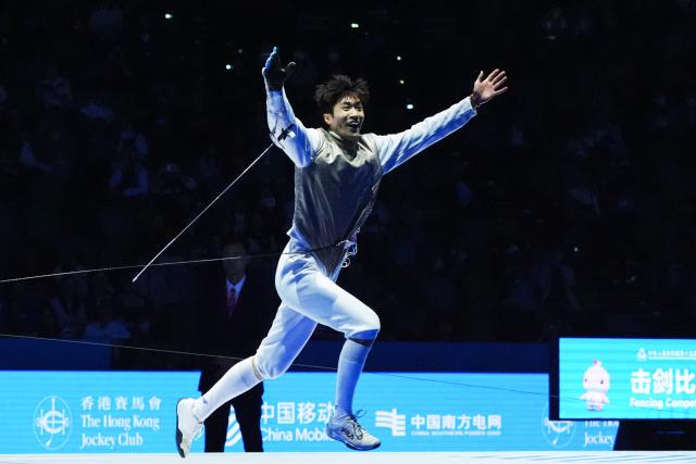 (251116) -- HONG KONG, Nov. 16, 2025 (Xinhua) -- Xu Jie of Fujian celebrates after defeating Zou Tianyi of Jiangsu during the men's foil individual final of fencing at China's 15th National Games in Hong Kong, south China, Nov. 16, 2025. (Xinhua/Zhu Wei)