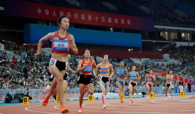 (251116) -- GUANGZHOU, Nov. 16, 2025 (Xinhua) -- Athletes compete during the women's 800m final of athletics at China's 15th National Games in Guangzhou, south China's Guangdong Province, Nov. 16, 2025. (Xinhua/Huang Wei)