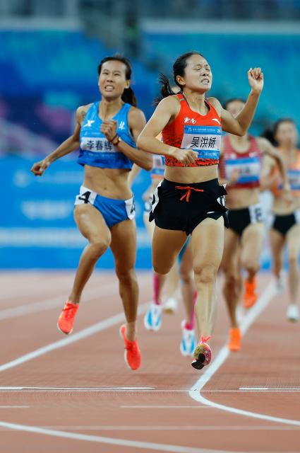 (251116) -- GUANGZHOU, Nov. 16, 2025 (Xinhua) -- Wu Hongjiao (R) of Yunnan competes during the women's 800m final of athletics at China's 15th National Games in Guangzhou, south China's Guangdong Province, Nov. 16, 2025. (Xinhua/Huang Wei)
