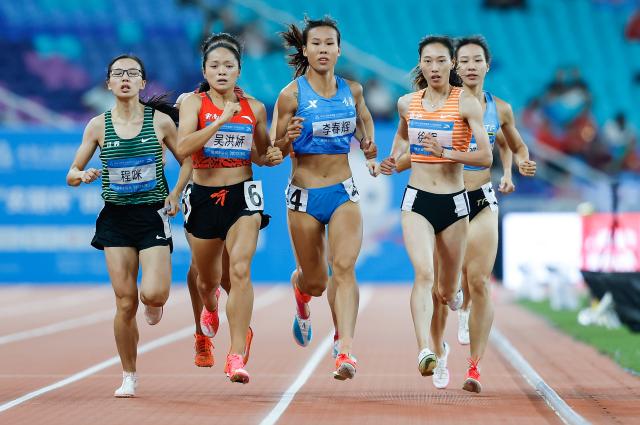 (251116) -- GUANGZHOU, Nov. 16, 2025 (Xinhua) -- Athletes compete during the women's 800m final of athletics at China's 15th National Games in Guangzhou, south China's Guangdong Province, Nov. 16, 2025. (Xinhua/Huang Wei)