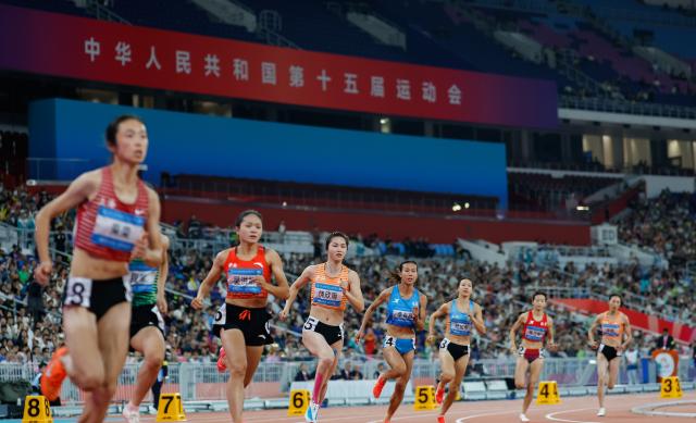 (251116) -- GUANGZHOU, Nov. 16, 2025 (Xinhua) -- Athletes compete during the women's 800m final of athletics at China's 15th National Games in Guangzhou, south China's Guangdong Province, Nov. 16, 2025. (Xinhua/Huang Wei)