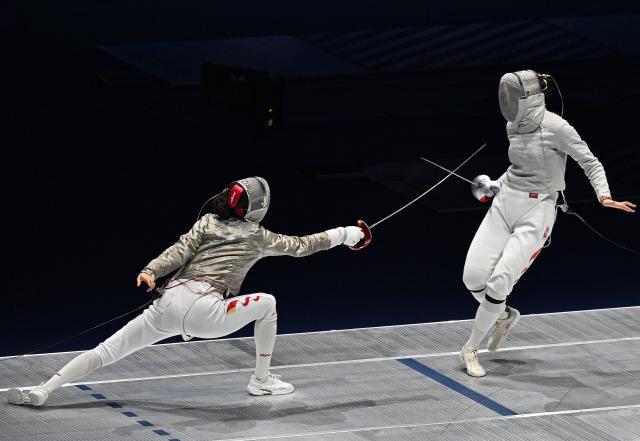 (251116) -- HONG KONG, Nov. 16, 2025 (Xinhua) -- Yang Hengyu of Jiangsu (L) competes against Fu Ying of Jiangsu during the women's sabre individual final of fencing at China's 15th National Games in Hong Kong, south China, Nov. 16, 2025. (Xinhua/Chen Duo)