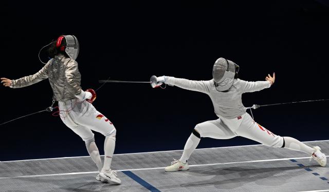 (251116) -- HONG KONG, Nov. 16, 2025 (Xinhua) -- Yang Hengyu of Jiangsu (L) competes against Fu Ying of Jiangsu during the women's sabre individual final of fencing at China's 15th National Games in Hong Kong, south China, Nov. 16, 2025. (Xinhua/Chen Duo)