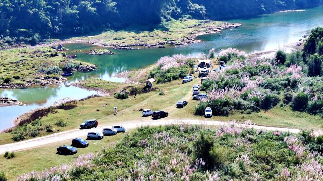(251116) -- BEIJING, Nov. 16, 2025 (Xinhua) -- An aerial drone photo taken on Nov. 16, 2025 shows tourists having fun by the Rongjiang River in Liucheng County of Liuzhou City, south China's Guangxi Zhuang Autonomous Region. (Photo by Tang Xiaokui/Xinhua)