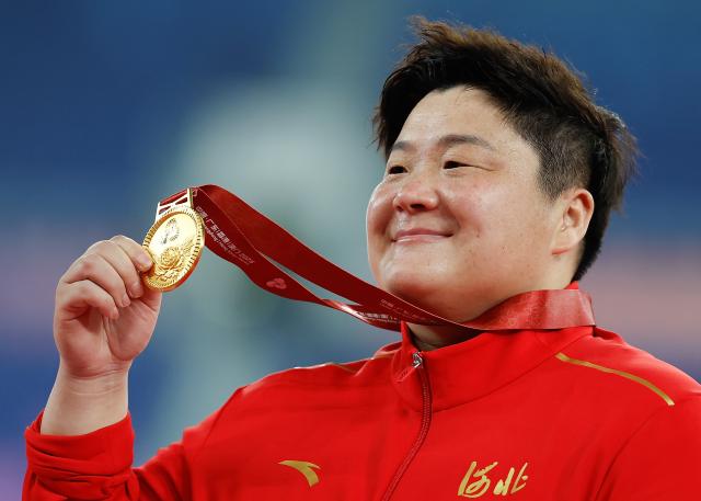 (251116) -- GUANGZHOU, Nov. 16, 2025 (Xinhua) -- Gold medalist Gong Lijiao of Hebei poses during the awarding ceremony for the women's shot put of athletics at China's 15th National Games in Guangzhou, south China's Guangdong Province, Nov. 16, 2025. (Xinhua/Huang Wei)