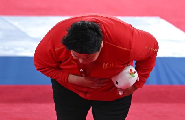 (251116) -- GUANGZHOU, Nov. 16, 2025 (Xinhua) -- Gold medalist Gong Lijiao of Hebei bow to spectators after the awarding ceremony for the women's shot put of athletics at China's 15th National Games in Guangzhou, south China's Guangdong Province, Nov. 16, 2025. (Xinhua/Zhou Mu)