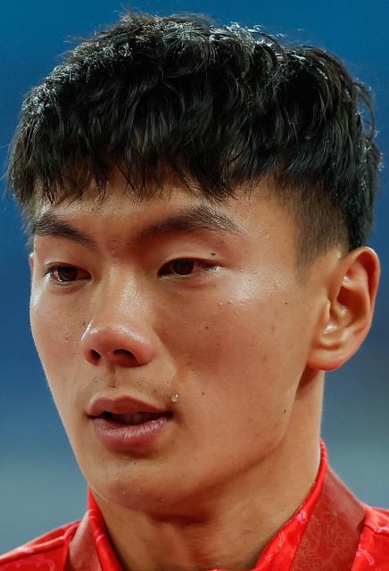 (251116) -- GUANGZHOU, Nov. 16, 2025 (Xinhua) -- Bronze medalist Fei Xiang of Shanghai sheds tears during the awarding ceremony of the men's decathlon of athletics at China's 15th National Games in Guangzhou, south China's Guangdong Province, Nov. 16, 2025. (Xinhua/Huang Wei)