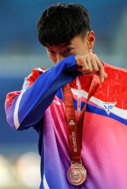 (251116) -- GUANGZHOU, Nov. 16, 2025 (Xinhua) -- Bronze medalist Fei Xiang of Shanghai wipes tears during the awarding ceremony of the men's decathlon of athletics at China's 15th National Games in Guangzhou, south China's Guangdong Province, Nov. 16, 2025. (Xinhua/Huang Wei)