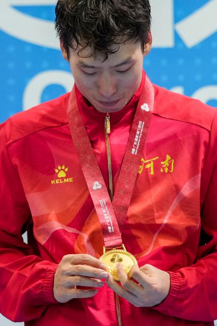 (251116) -- HONG KONG, Nov. 16, 2025 (Xinhua) -- Li Boan of Henan reacts during the awarding ceremony for men's Madison of cycling track at China's 15th National Games in Hong Kong, south China, Nov. 16, 2025. (Xinhua/Wu Lu)