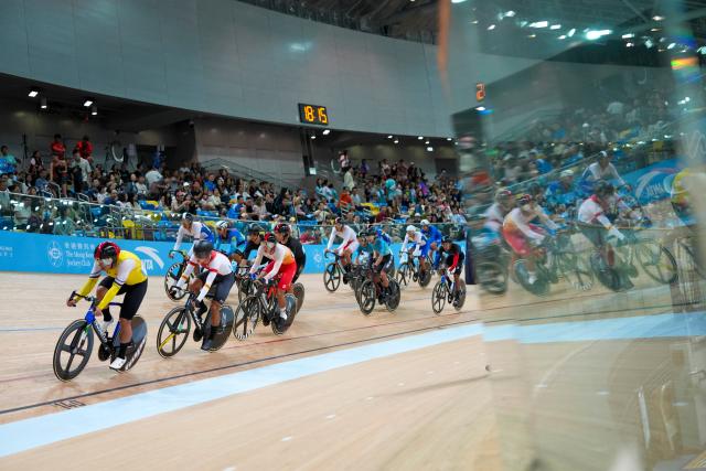 (251116) -- HONG KONG, Nov. 16, 2025 (Xinhua) -- Athletes competes during the men's Madison final of cycling track at China's 15th National Games in Hong Kong, south China, Nov. 16, 2025. (Xinhua/Wu Lu)