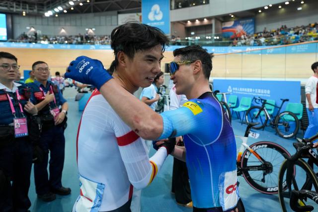 (251116) -- HONG KONG, Nov. 16, 2025 (Xinhua) -- Guo Liang (R) of Jiangsu congrats to Yang Yang of Henan for winning the men's Madison final of cycling track at China's 15th National Games in Hong Kong, south China, Nov. 16, 2025. (Xinhua/Wu Lu)