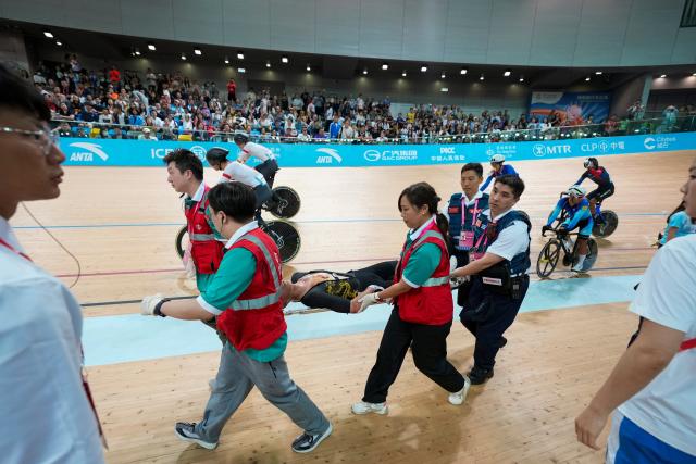 (251116) -- HONG KONG, Nov. 16, 2025 (Xinhua) -- Yu Yuanfeng of Heilongjiang is seen on a stretcher during the men's Madison final of cycling track at China's 15th National Games in Hong Kong, south China, Nov. 16, 2025. (Xinhua/Wu Lu)