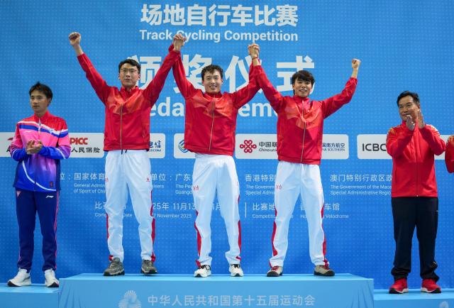 (251116) -- HONG KONG, Nov. 16, 2025 (Xinhua) -- Team Henan wave to spectators during the awarding ceremony for men's Madison of cycling track at China's 15th National Games in Hong Kong, south China, Nov. 16, 2025. (Xinhua/Wu Lu)