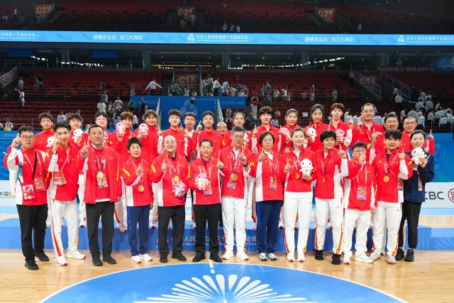 (251116) -- SHENZHEN, Nov. 16, 2025 (Xinhua) -- Gold medalists team Sichuan pose during the awarding ceremony for the U22 women's basketball at China's 15th National Games in Shenzhen, south China's Guangdong Province, Nov. 16, 2025. (Xinhua/Chen Sihan)