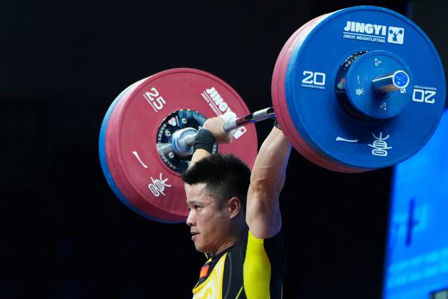 (251116) -- BEIJING, Nov. 16, 2025 (Xinhua) -- Li Fabin of Fujian competes in clean and jerk during the weightlifting men's 61kg final at China's 15th National Games in Dongguan, south China's Guangdong Province, Nov. 16, 2025. (Xinhua/Yang Chenguang)