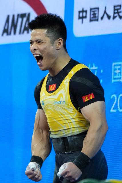 (251116) -- BEIJING, Nov. 16, 2025 (Xinhua) -- Li Fabin of Fujian reacts in snatch during the weightlifting men's 61kg final at China's 15th National Games in Dongguan, south China's Guangdong Province, Nov. 16, 2025. (Xinhua/Yang Chenguang)