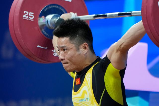(251116) -- BEIJING, Nov. 16, 2025 (Xinhua) -- Li Fabin of Fujian competes in snatch during the weightlifting men's 61kg final at China's 15th National Games in Dongguan, south China's Guangdong Province, Nov. 16, 2025. (Xinhua/Yang Chenguang)