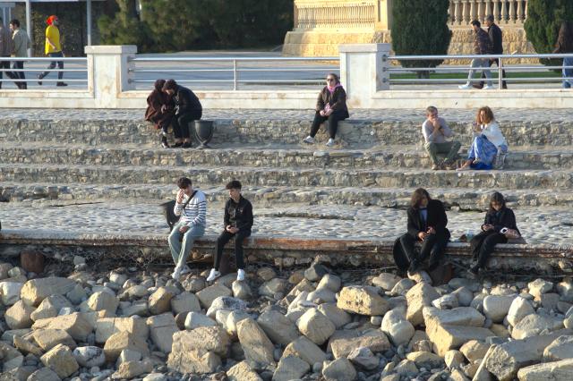 (251116) -- BAKU, Nov. 16, 2025 (Xinhua) -- People rest by the sea in Baku, Azerbaijan, Nov. 16, 2025. (Xinhua/Chen Junfeng)