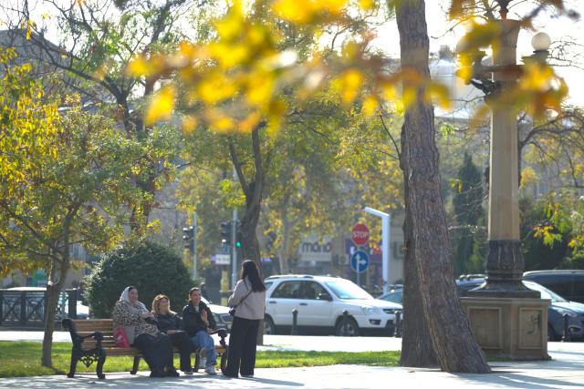 (251116) -- BAKU, Nov. 16, 2025 (Xinhua) -- People rest at a park in Baku, Azerbaijan, Nov. 16, 2025. (Xinhua/Chen Junfeng)