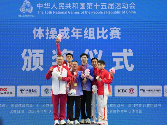 (251116) -- ZHAOQING, Nov. 16, 2025 (Xinhua) -- Gold medalist Lu Chongcan of Guangxi, silver medalist Yan Renpeng of Shandong and bronze medalist Zou Jingyuan of Sichuan pose with their coaches during the awarding ceremony for the artistic gymnastics men's pommel horse at China's 15th National Games in Zhaoqing, south China's Guangdong Province, Nov. 16, 2025. (Xinhua/Xu Bingjie)